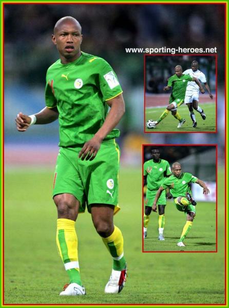 LE PETIT VOYOU ET CAPITAINE DE NOTRE EQUIPE NATIONALE IL A DE LA CHANCE QU IL SOIT L AMI DE MON FRERO